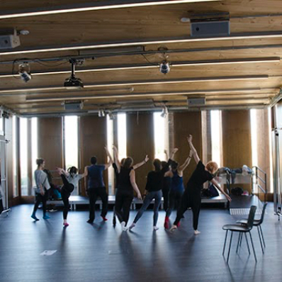 Grup de dança ballant a la sala polivalent